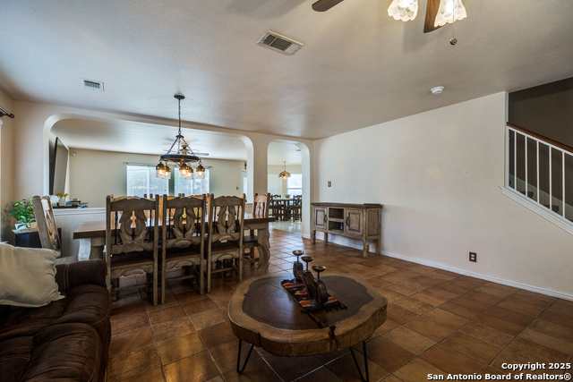 Listing photo id 2 for 1020 Lion King