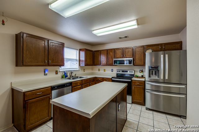 Listing photo id 6 for 1020 Lion King