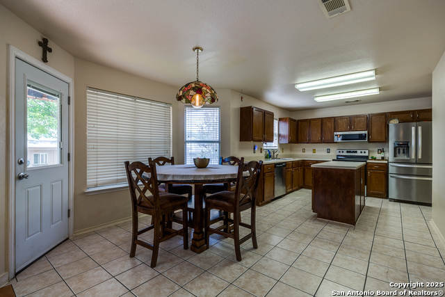 Listing photo id 7 for 1020 Lion King