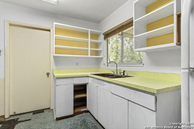 Listing photo id 4 for 5807 Stonybrook