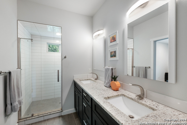 Image 18 of 30 For 812 Gevers St N