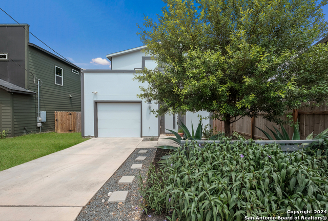 Image 2 of 30 For 812 Gevers St N