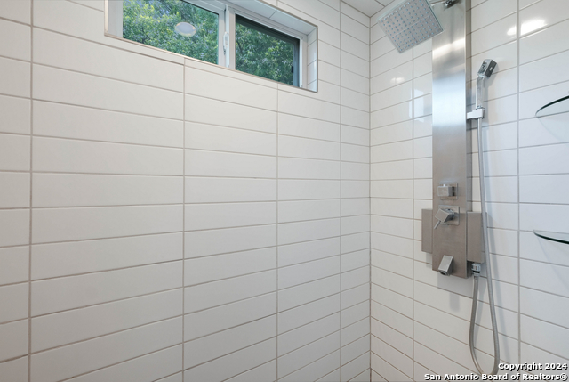 Image 20 of 30 For 812 Gevers St N