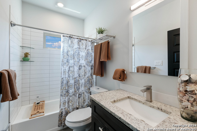 Image 23 of 30 For 812 Gevers St N