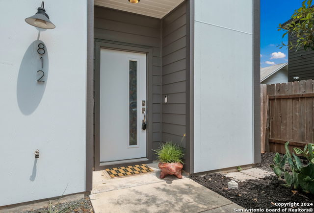 Image 3 of 30 For 812 Gevers St N