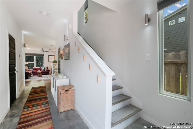Image 4 of 30 For 812 Gevers St N