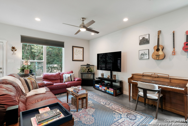 Image 5 of 30 For 812 Gevers St N