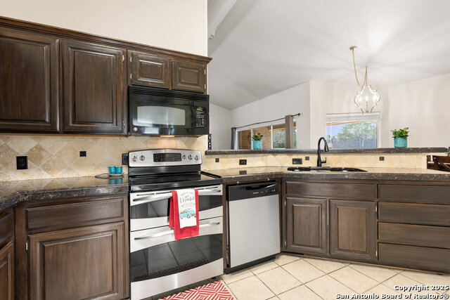 Listing photo id 15 for 585 Oak Bend Drive