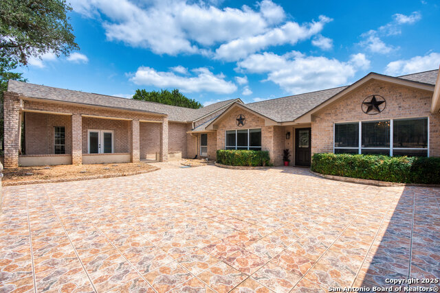 Listing photo id 0 for 585 Oak Bend Drive
