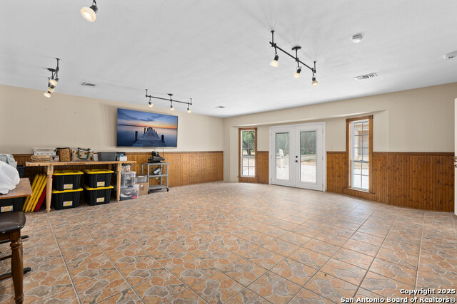 Listing photo id 25 for 585 Oak Bend Drive