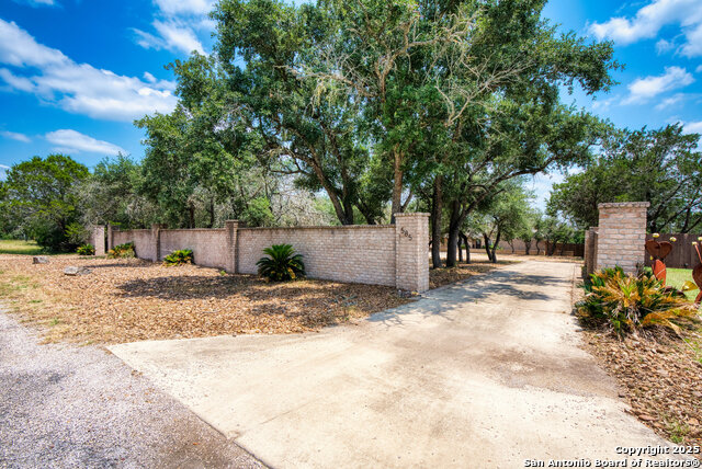 Listing photo id 1 for 585 Oak Bend Drive