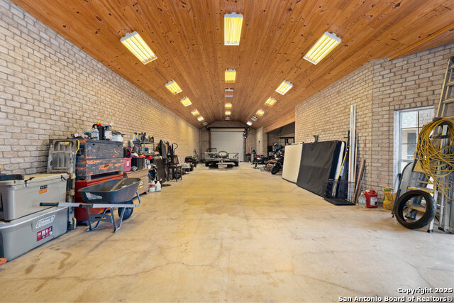Listing photo id 31 for 585 Oak Bend Drive