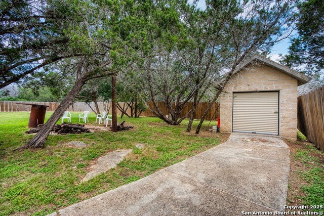 Listing photo id 35 for 585 Oak Bend Drive