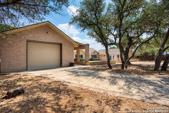 Listing photo id 2 for 585 Oak Bend Drive