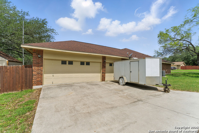 Image 4 of 52 For 1233 Oakcrest