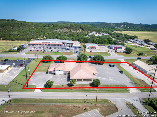Listing photo id 1 for 1071 Fm 2673