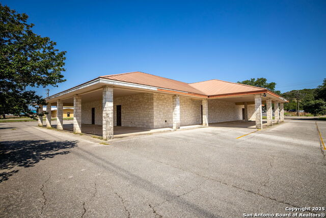 Listing photo id 6 for 1071 Fm 2673