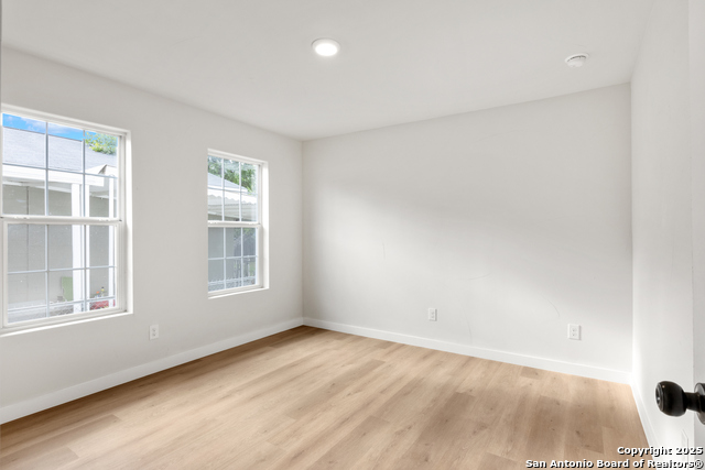 Image 18 of 35 For 114 E Mayfield