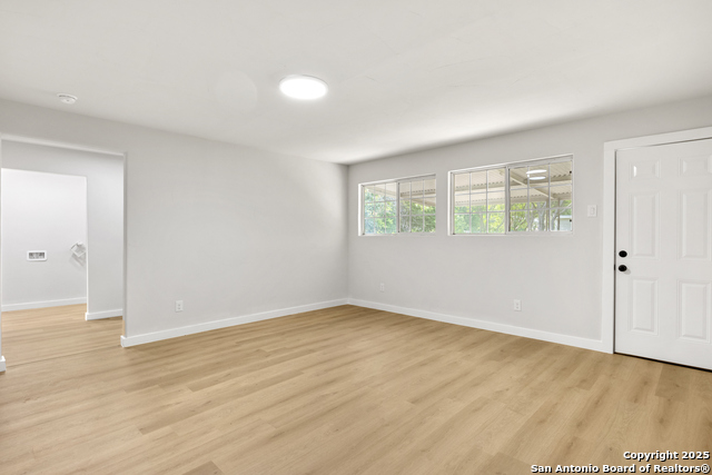 Image 19 of 35 For 114 E Mayfield