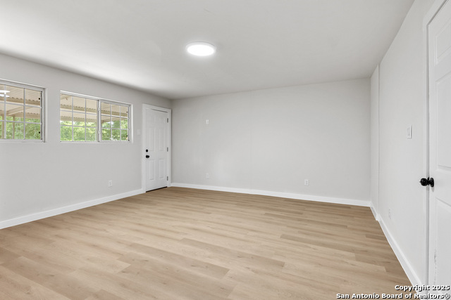Image 22 of 35 For 114 E Mayfield