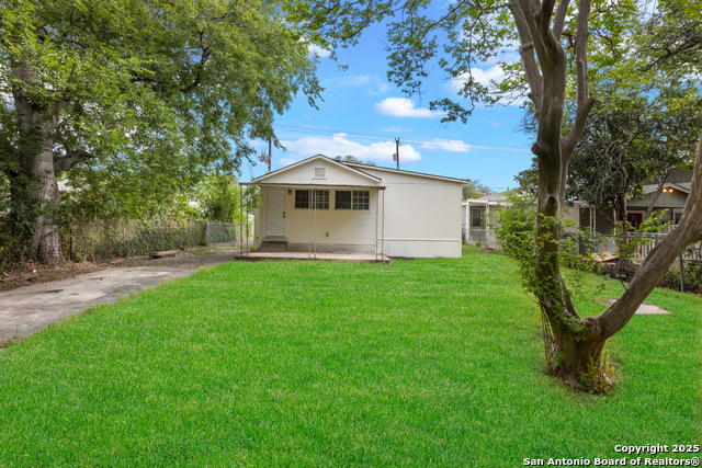 Image 23 of 35 For 114 E Mayfield
