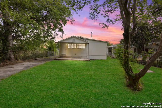 Image 25 of 35 For 114 E Mayfield