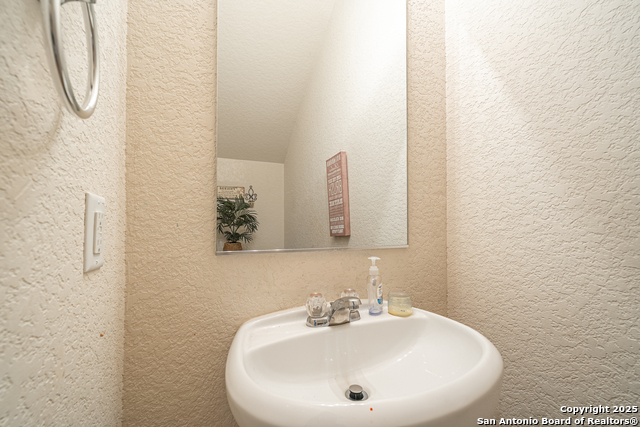 Listing photo id 16 for 10736 Gemsbuck Lodge
