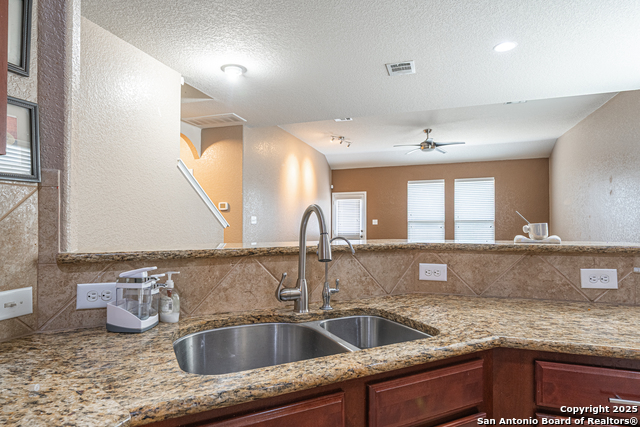 Listing photo id 6 for 10736 Gemsbuck Lodge