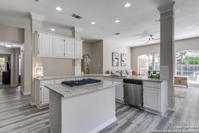 Listing photo id 11 for 13019 Rambling Oak