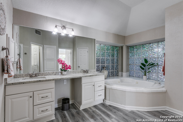 Listing photo id 18 for 13019 Rambling Oak
