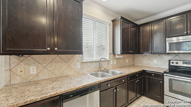 Listing photo id 10 for 860 Highland