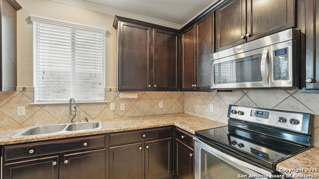 Listing photo id 11 for 860 Highland