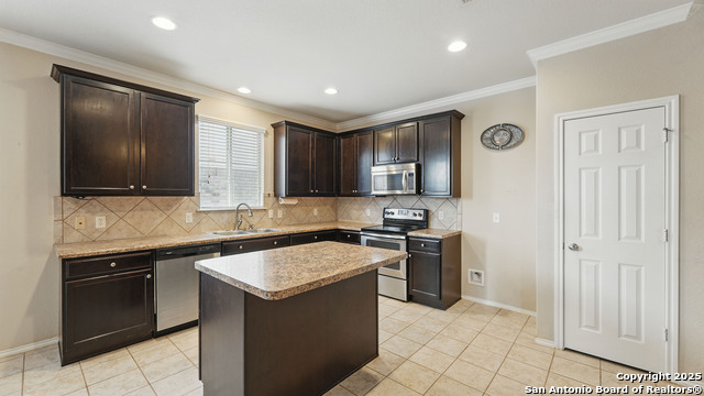 Listing photo id 7 for 860 Highland