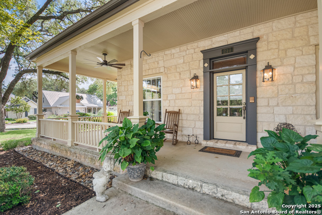Listing photo id 3 for 210 Village Dr