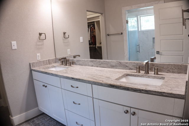 Image 17 of 42 For 381 Monarch  