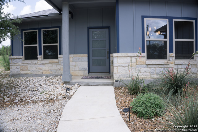 Image 3 of 42 For 381 Monarch  