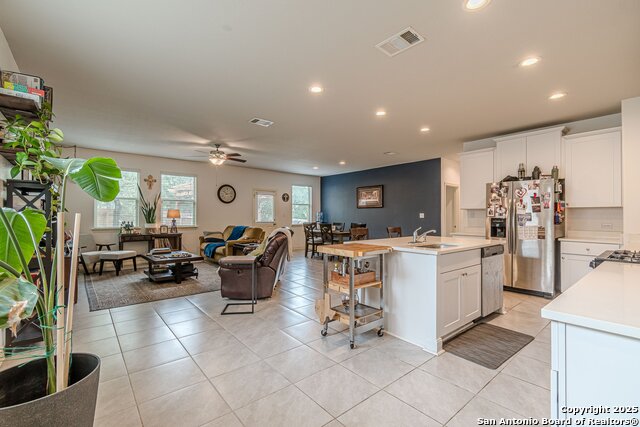 Image 3 of 30 For 124 Mary Max Circle