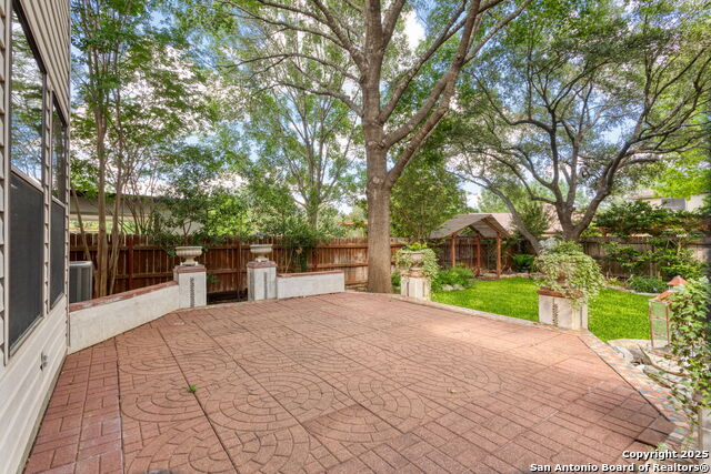 Image 32 of 41 For 18718 Legend Oaks