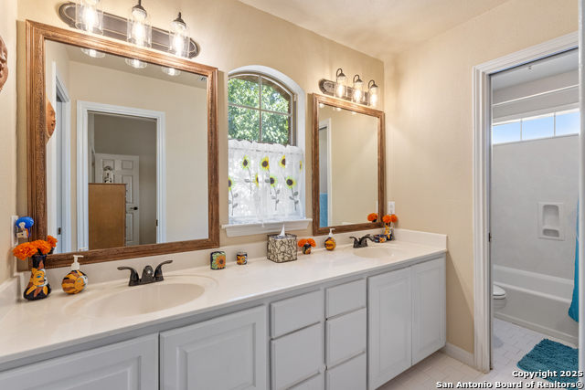 Image 32 of 47 For 18203 Newcliff