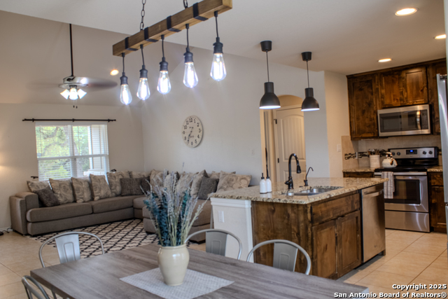 Listing photo id 2 for 2073 Robin Hood