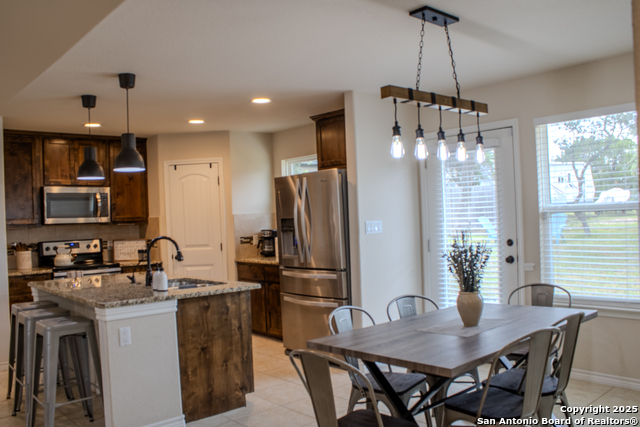 Listing photo id 3 for 2073 Robin Hood