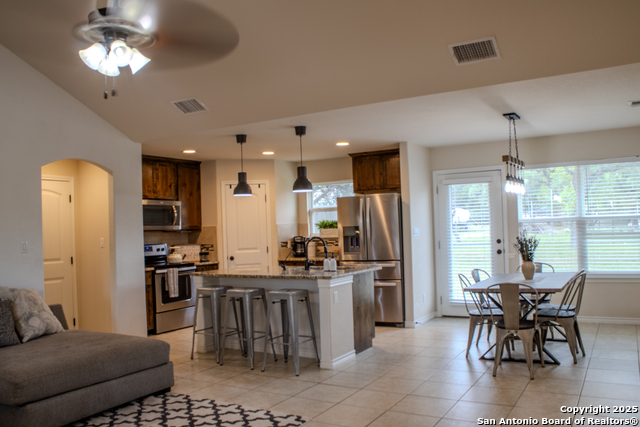 Listing photo id 5 for 2073 Robin Hood
