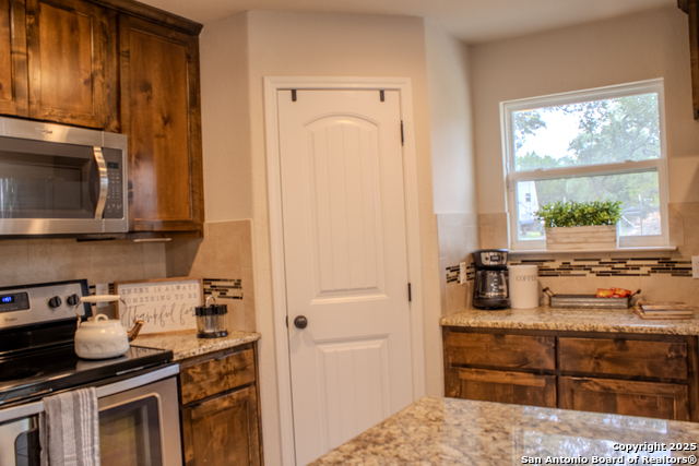 Listing photo id 6 for 2073 Robin Hood