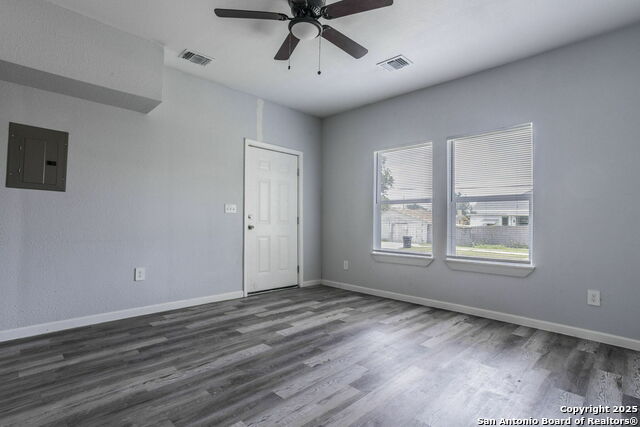 Listing photo id 7 for 539 Hicks