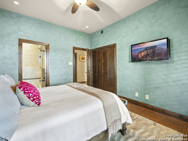 Image 13 of 28 For 1022 Navarro St.  404