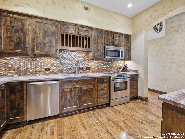 Image 3 of 28 For 1022 Navarro St.  404