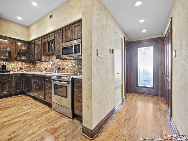 Image 5 of 28 For 1022 Navarro St.  404