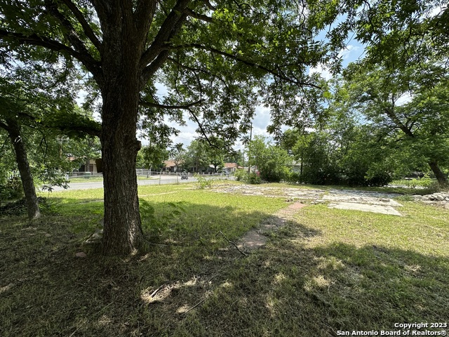 Image 7 of 10 For 1302 Division Ave