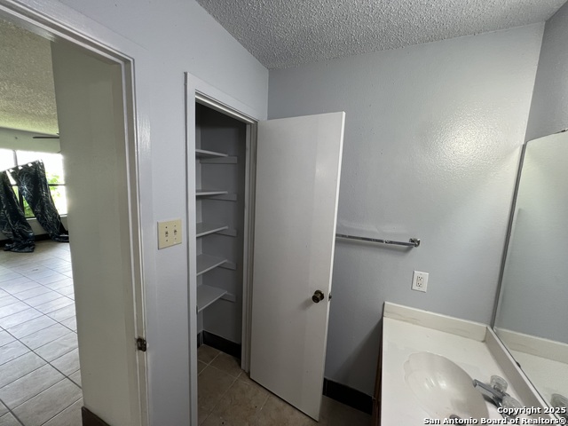 Image 13 of 51 For 7303 Roveen  