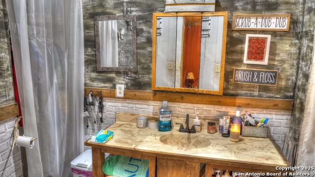 Image 17 of 57 For 704 Alex Auld